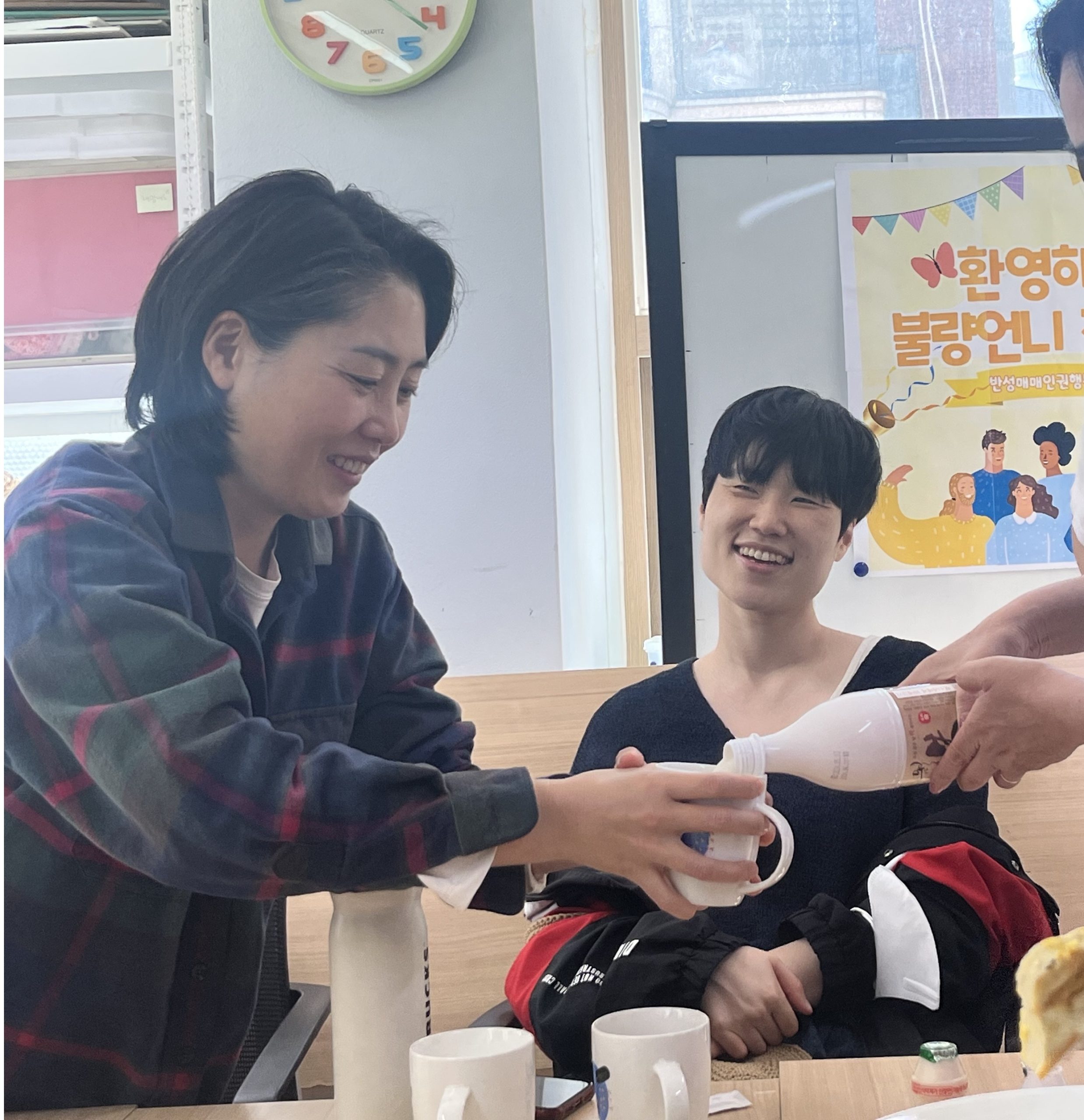 내맘대로 언니의 웰컴 막걸리를 받는 이목소희 이사님, 그 모습을 지켜보며 다정하게 웃는 유나
