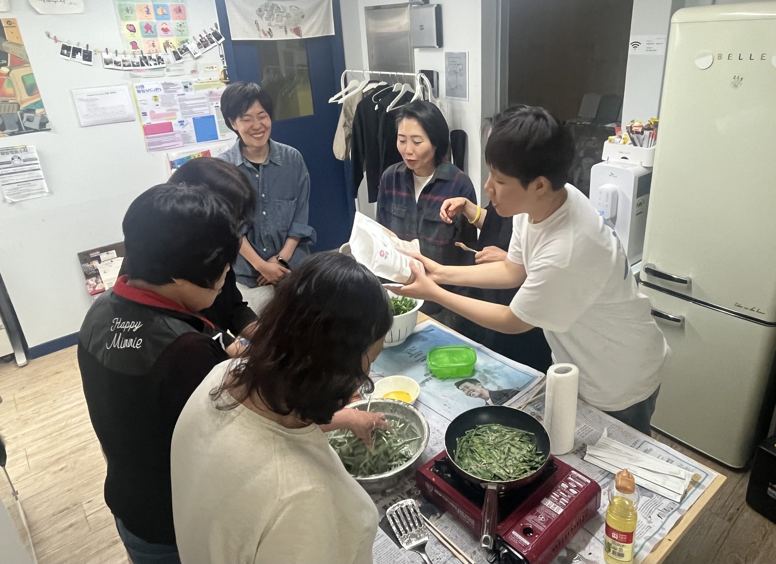 화기애애한 전 부치기의 현장